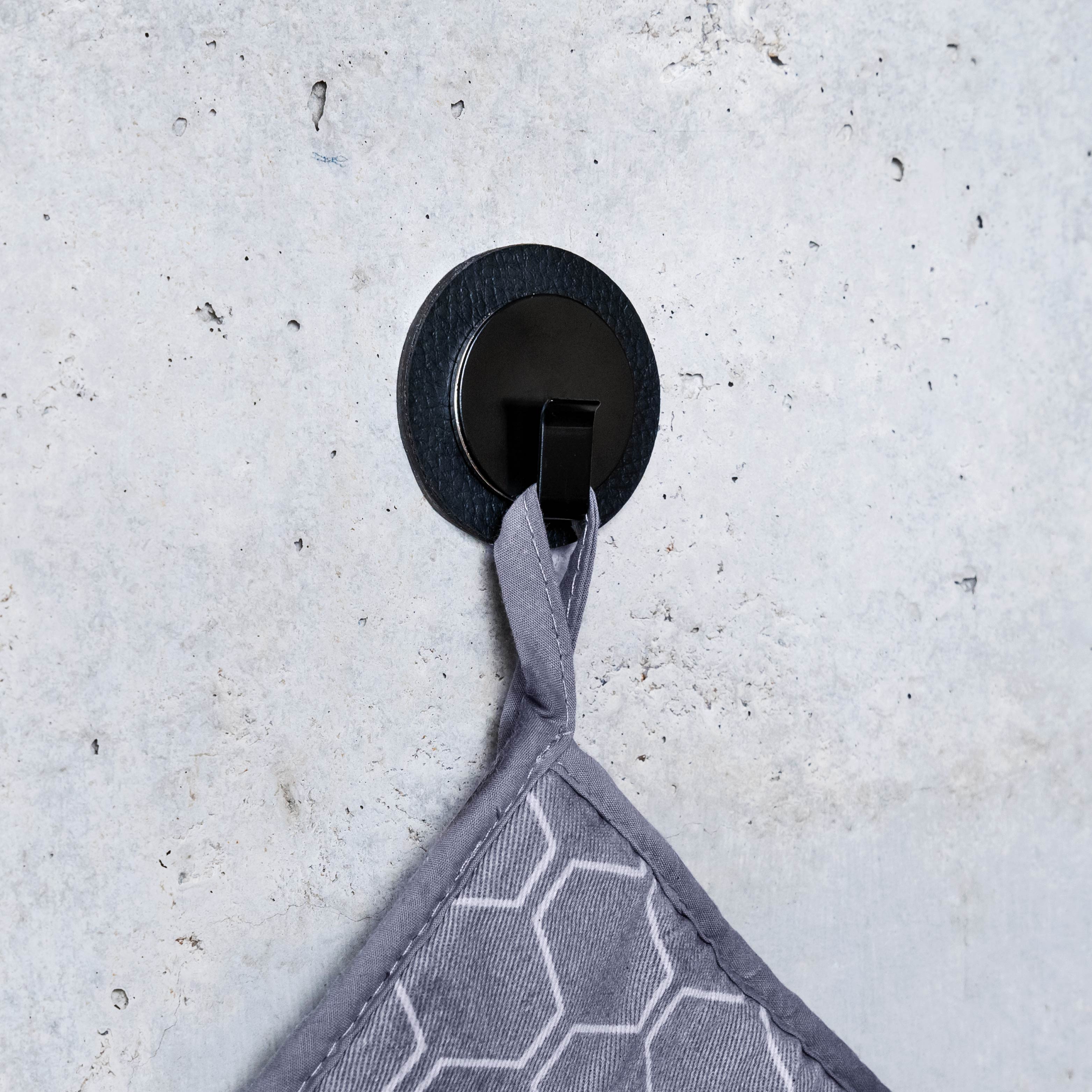 Geschirrtuch an Magnet-Haken Clever befestigt