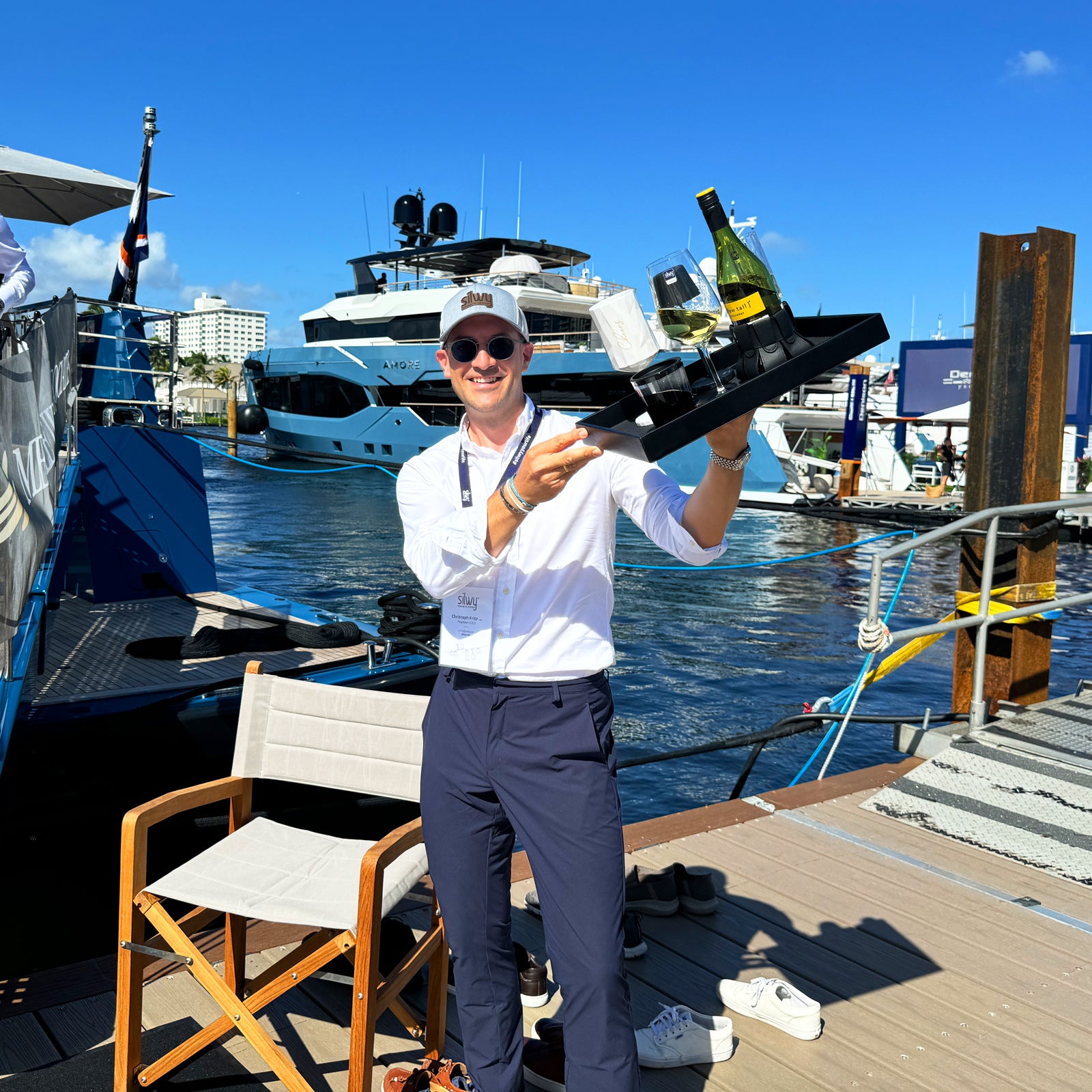 silwy Founder und CEO Christoph auf einer Boateng Messe mit unserem Metall-Tablett und darauf einem silwy Weinglas, einem silwy Sektglas und einer Flasche Wein