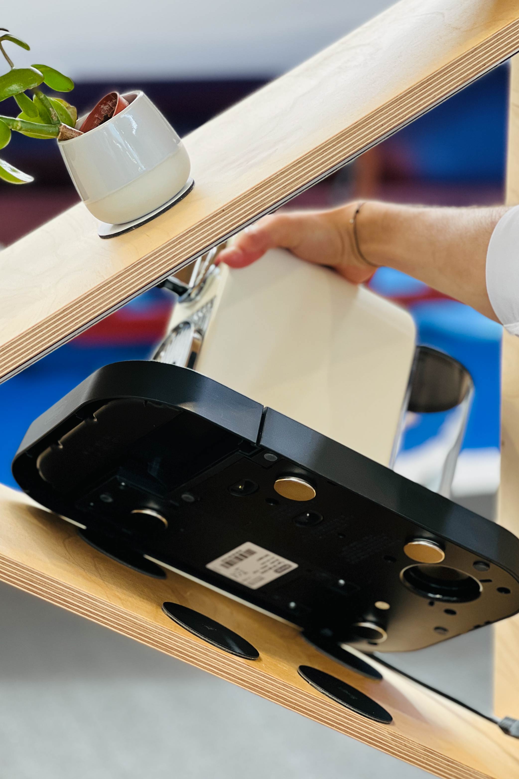 Kaffeemaschine mit Magnete, die auf den Pads fixiert wird