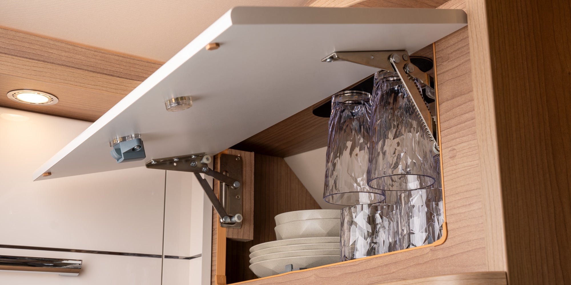 Hängende Magnet-Gläser sowie Magnet-Teller in Regal