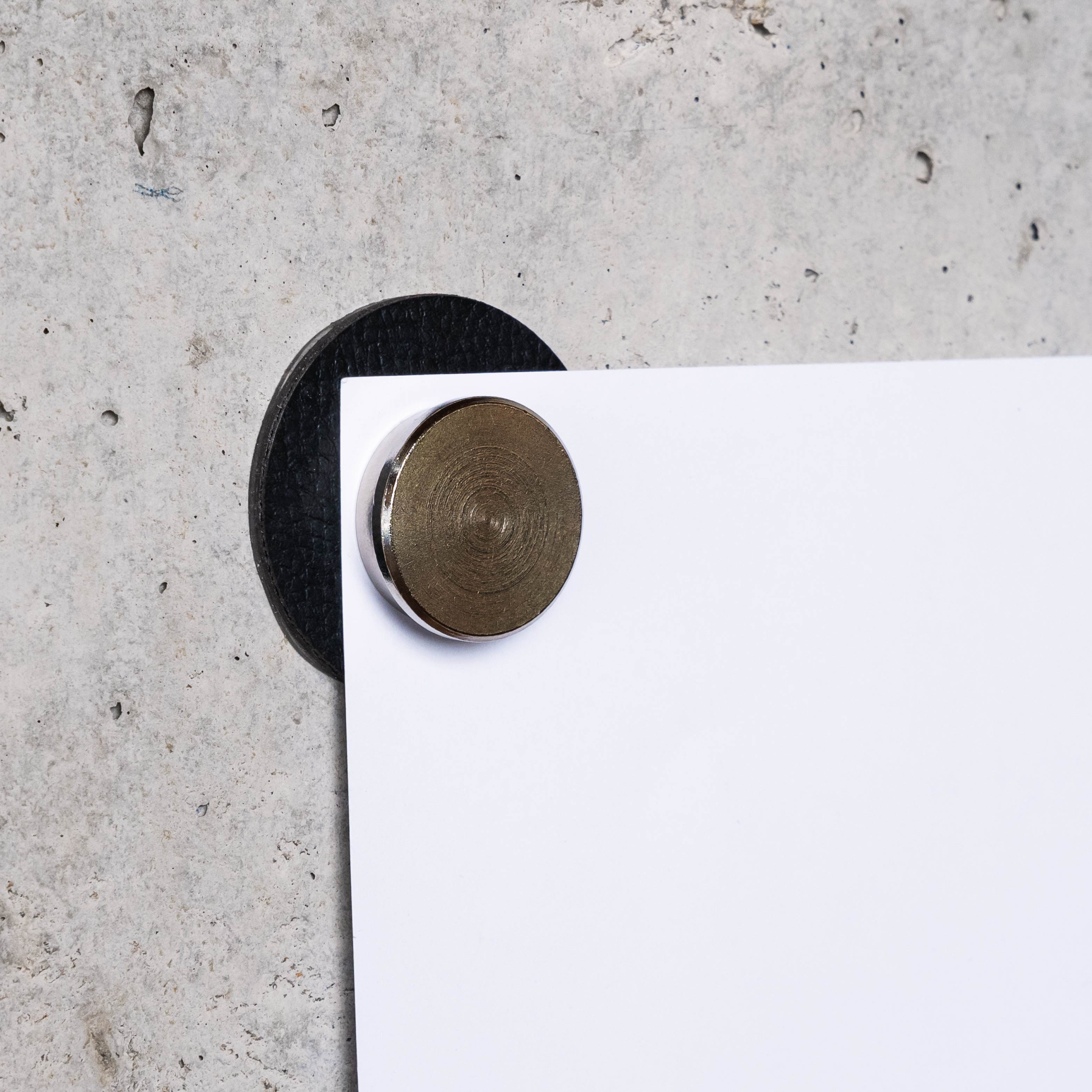 Magnet-Pin Smart fixiert in Kombination mit Pad ein Poster