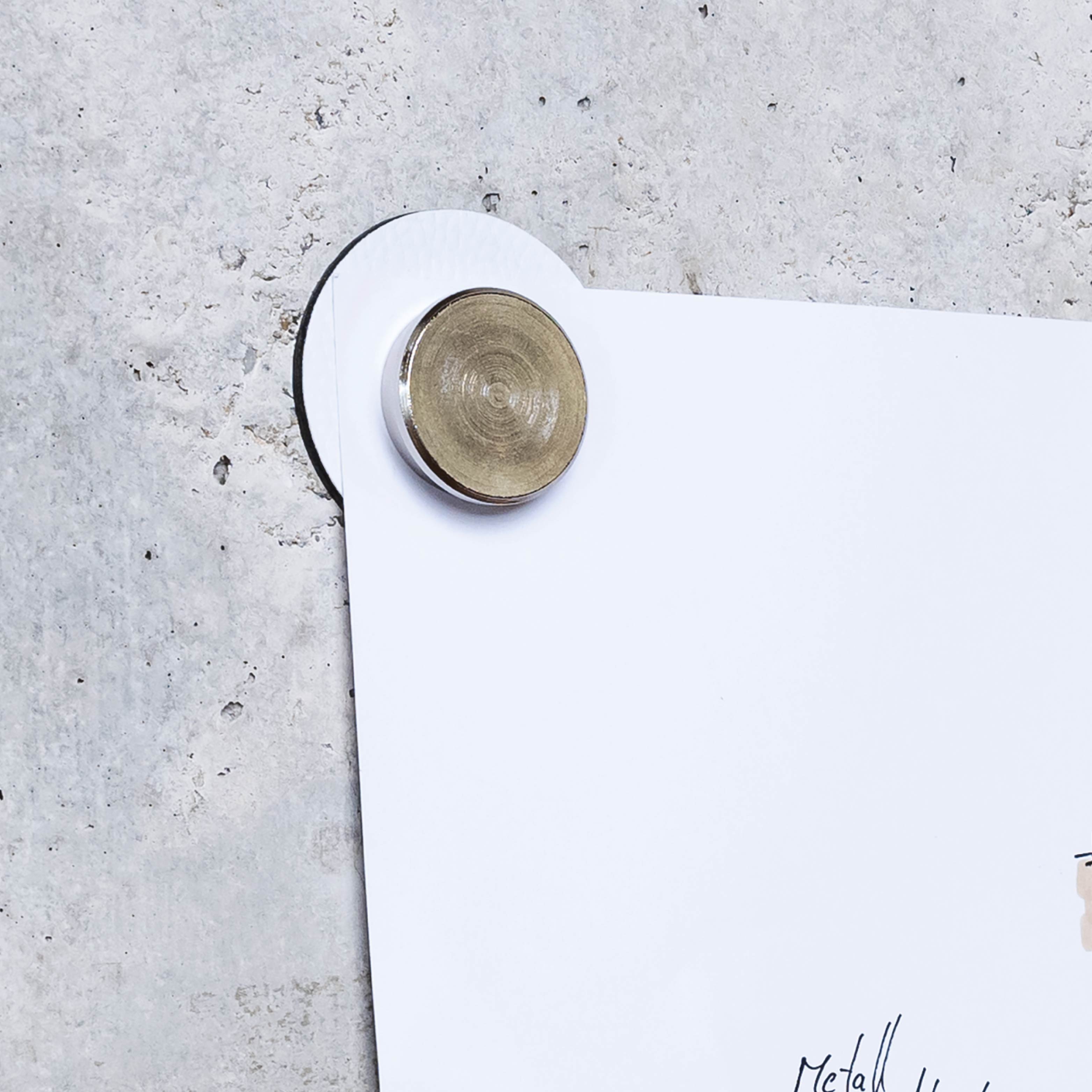 Magnet-Pin Smart fixiert in Kombination mit dem Metall-Pad ein Poster