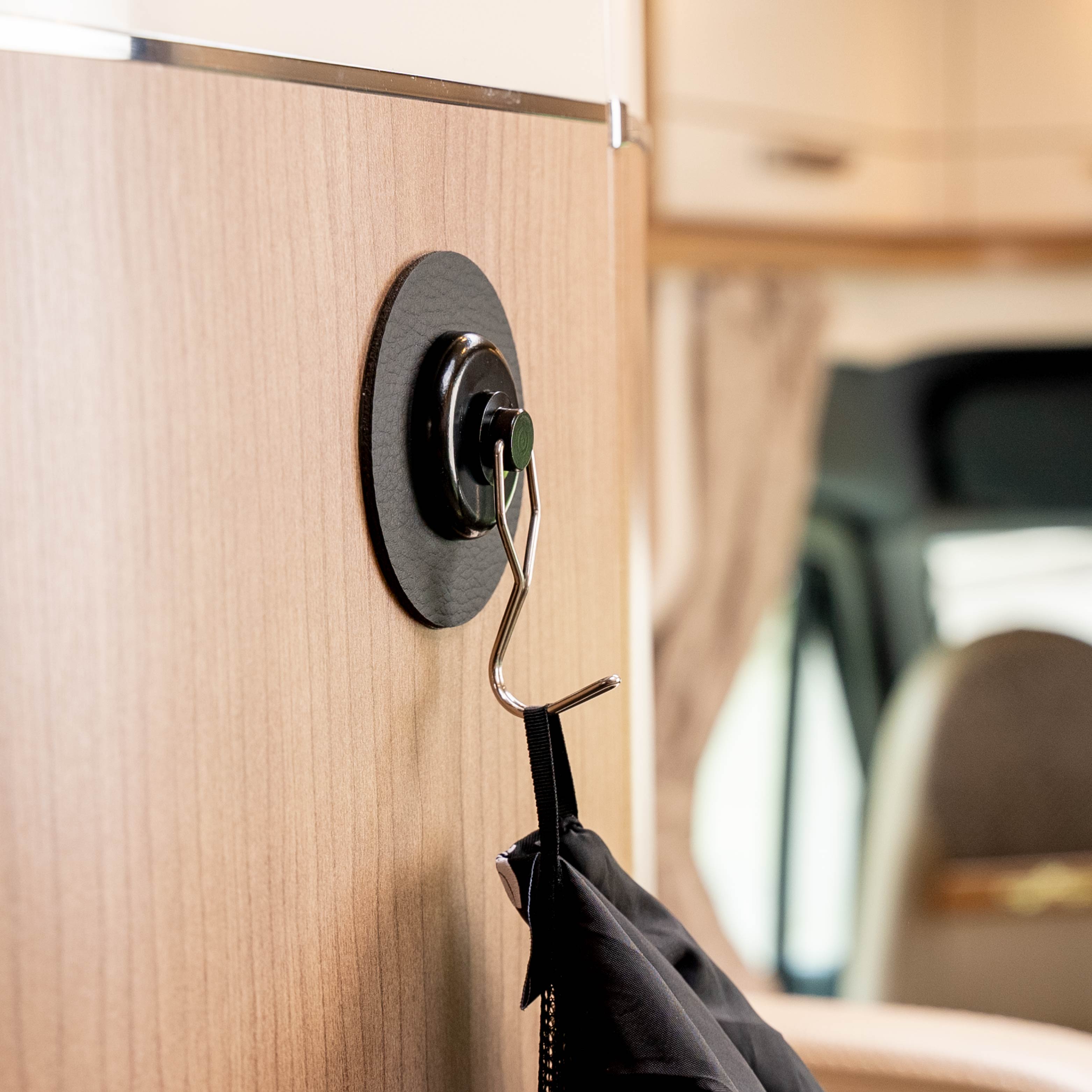 Szenario im Camper: Jacke hängt an Haken The One mit Pad