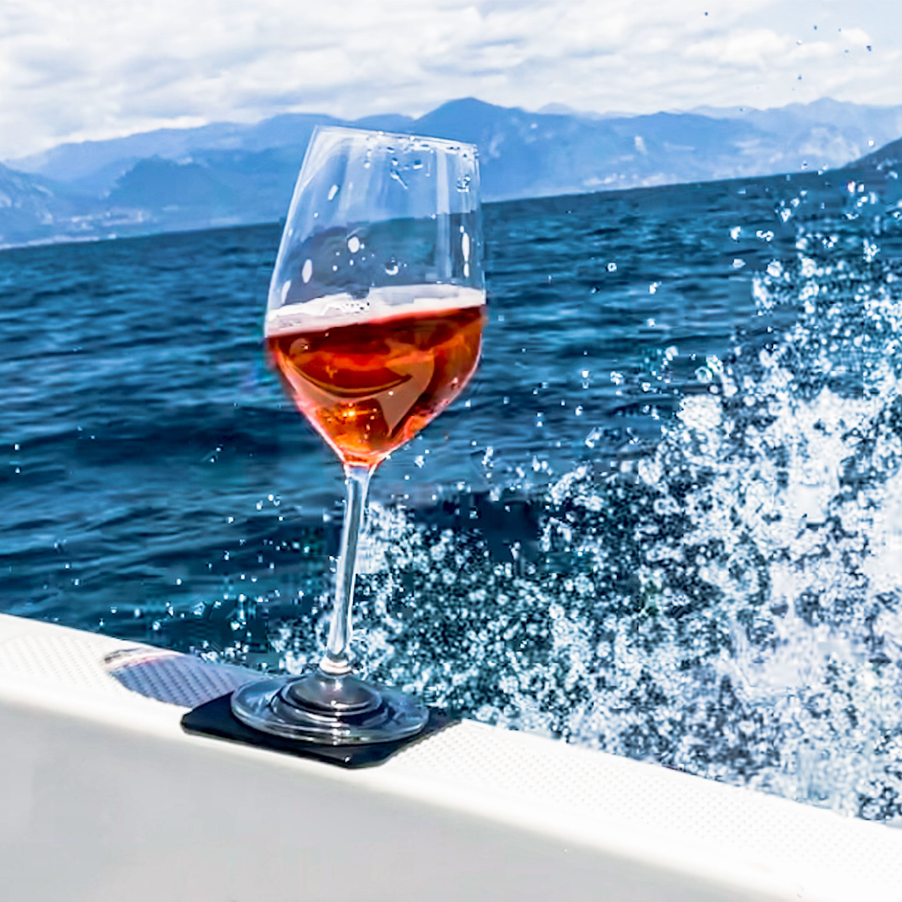 Magnet-Kristallglas Wein auf schwarzem, quadratischen Metall-Nano-Gel-Pad auf Boot