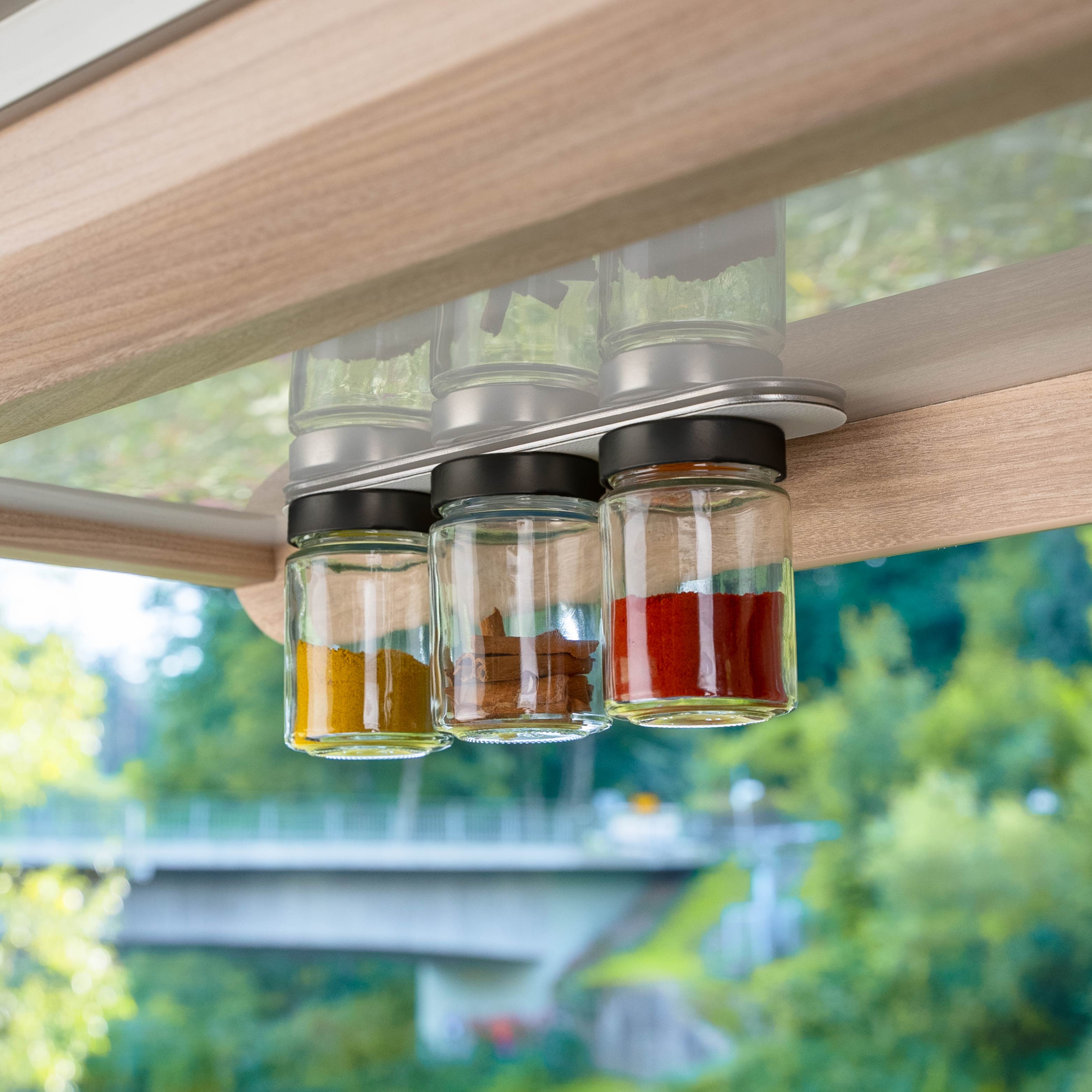 Magnet-Feinkostgläser an Leiste im Camper platziert