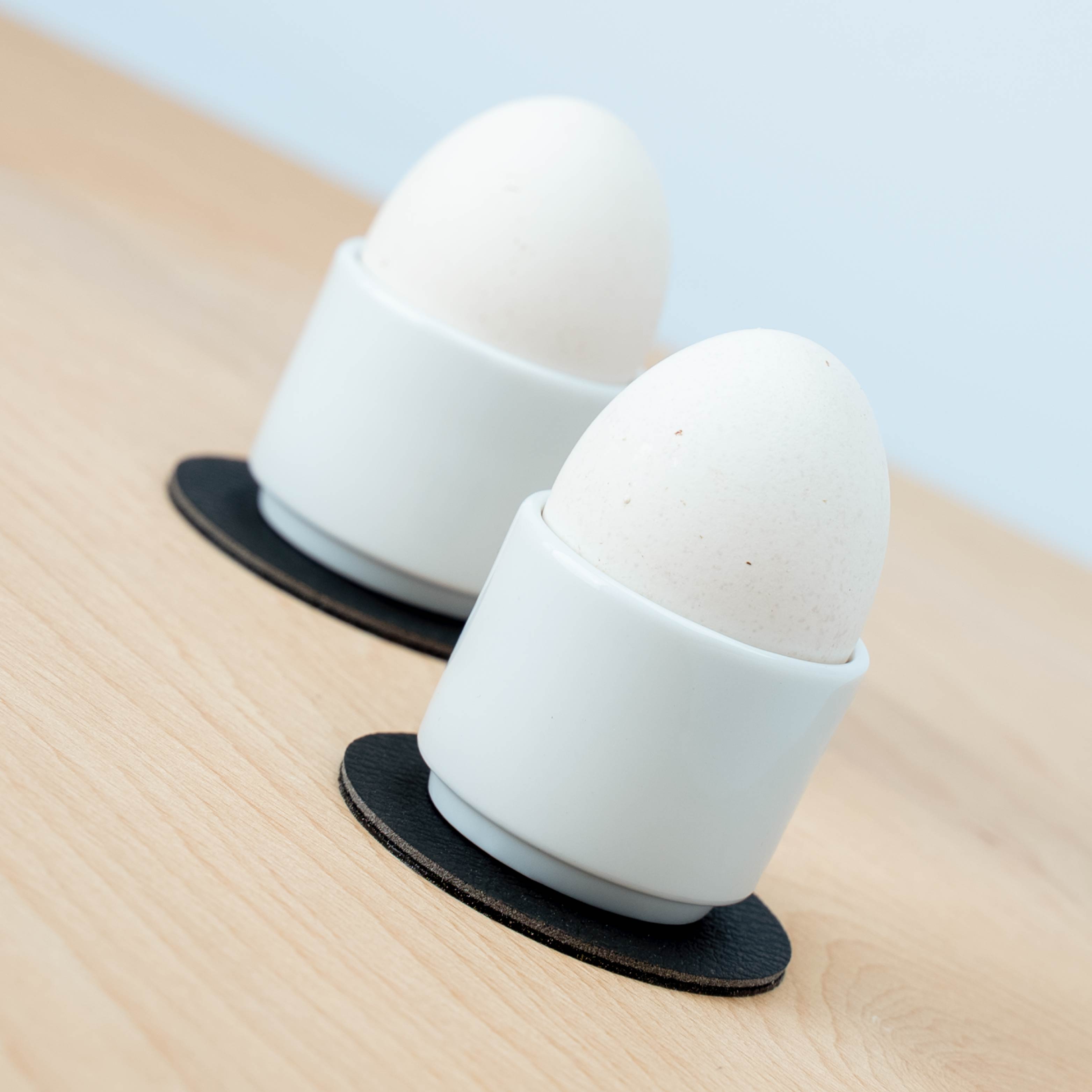 Magnetic porcelain egg cup