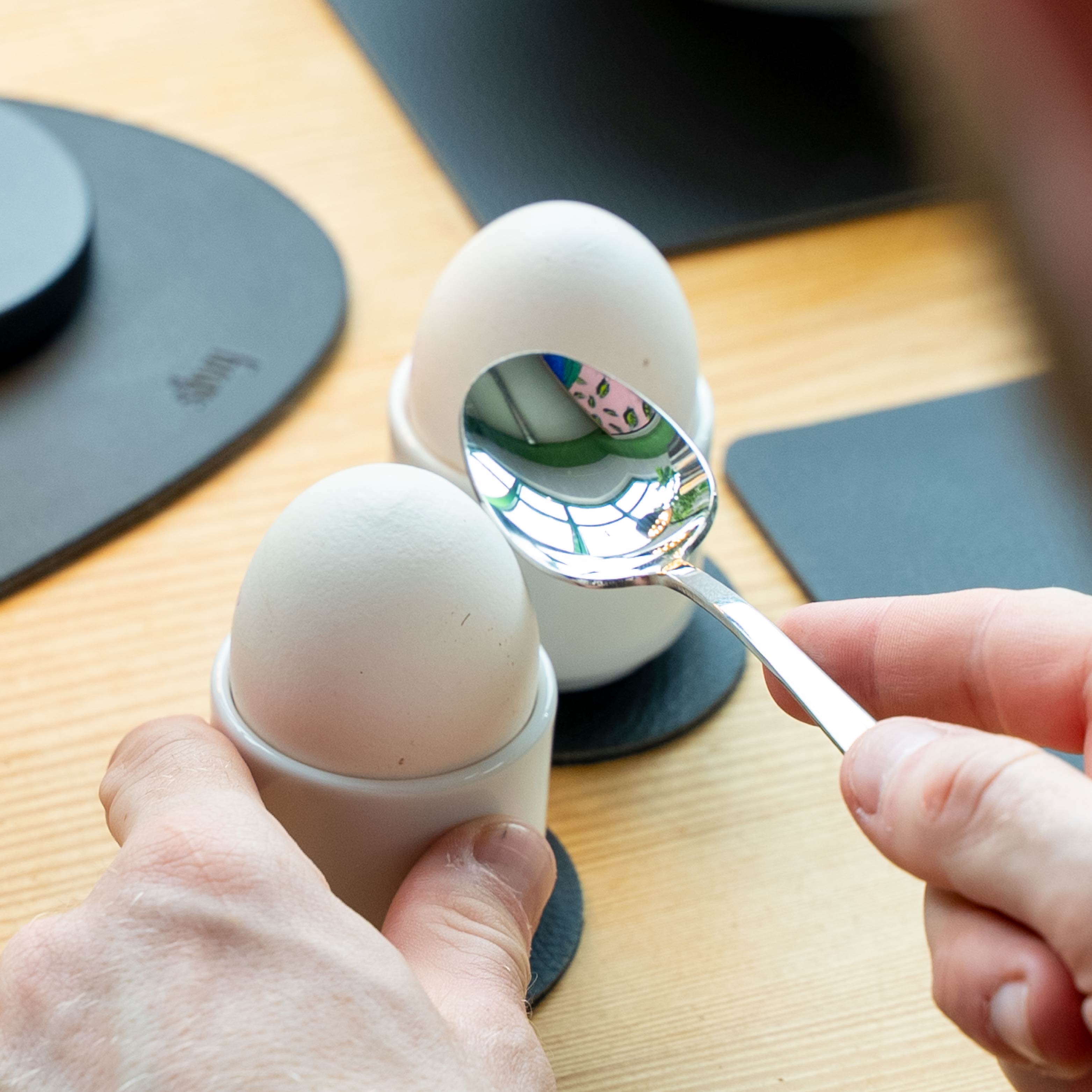 Magnetic porcelain egg cup