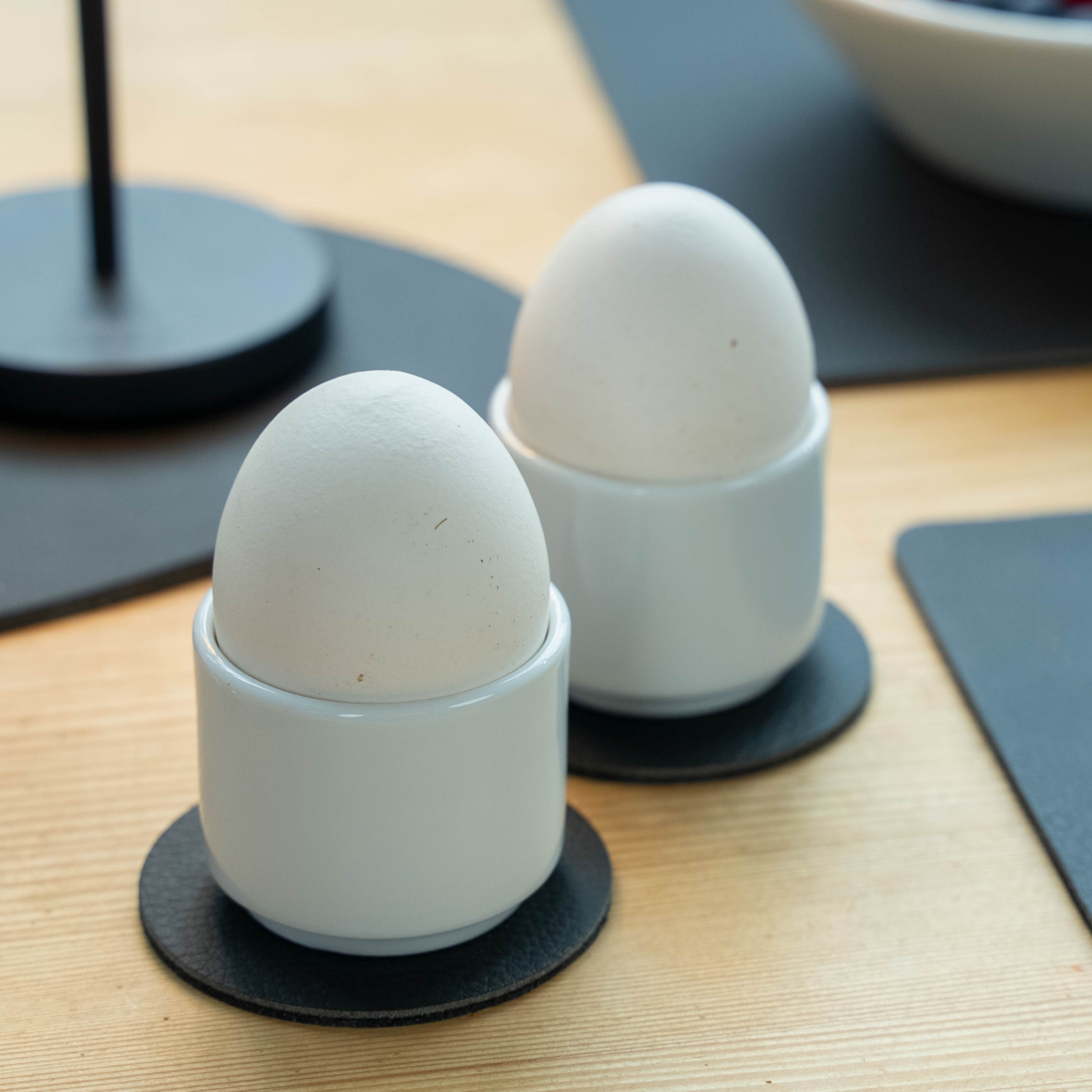 Magnetic porcelain egg cup