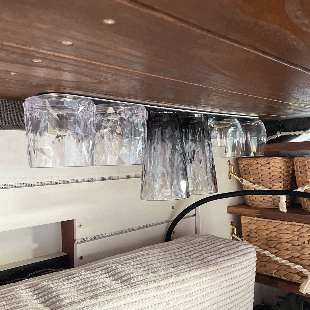 Magnet-Gläser hängend an Metall-Leiste 