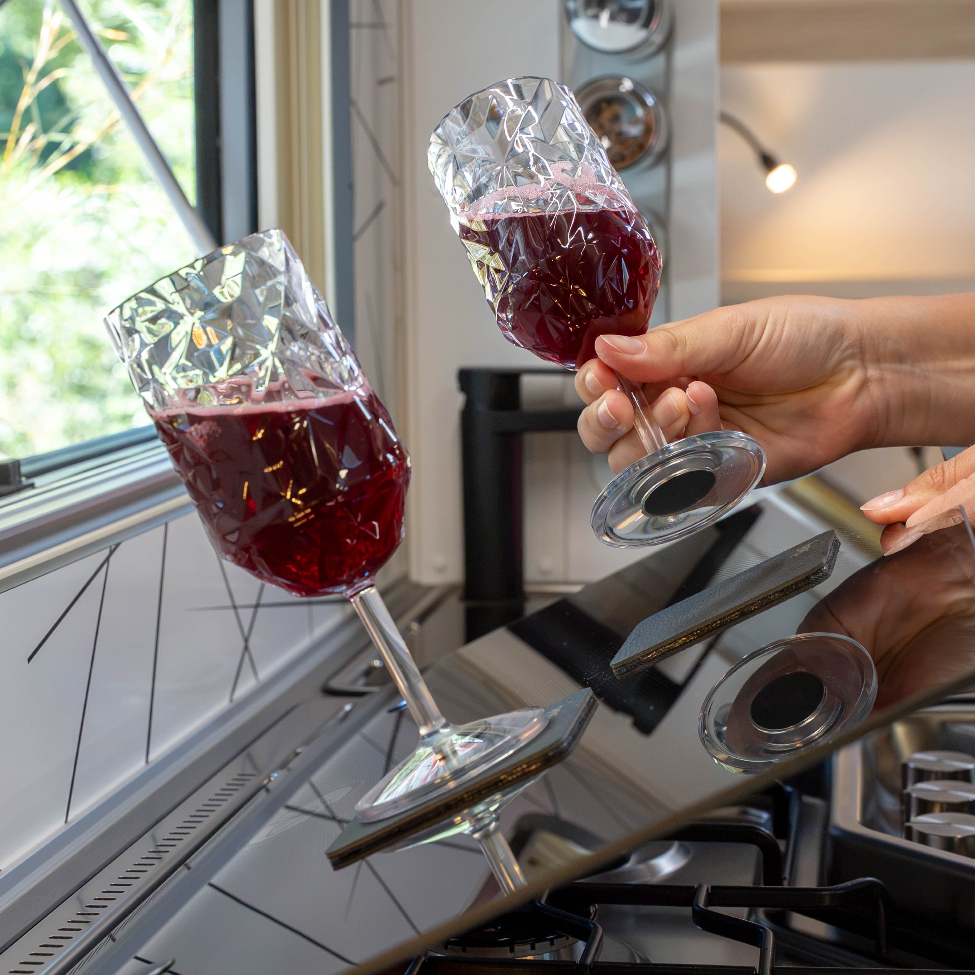 Magnetic Plastic Glasses WINE CLEAR PRISMA