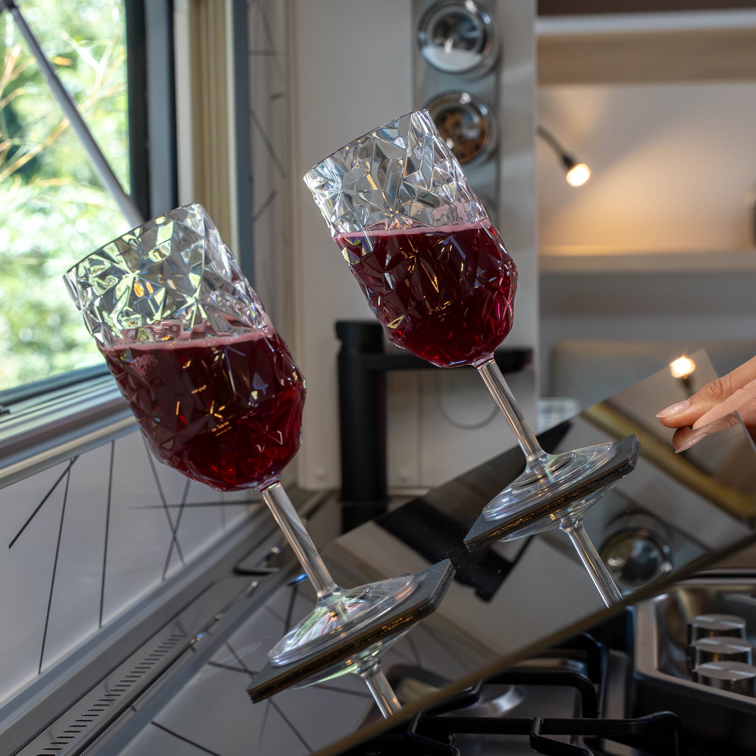 Magnetic Plastic Glasses WINE CLEAR PRISMA